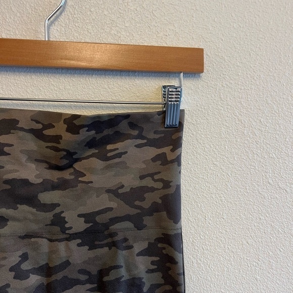 Spanx Look at Me Now Seamless Cropped Leggings in Sage Camo - Picture 8 of 11